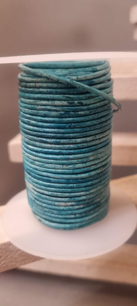 Bobine cuir turquoise 2 mm