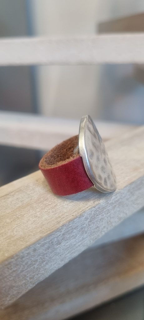 Bague en cuir 10 mm rouge et son passant martelé argent