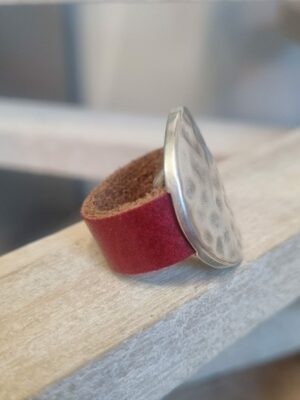 Bague en cuir 10 mm rouge et son passant martelé argent