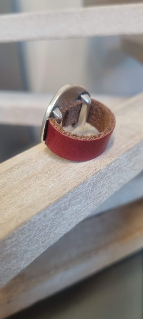 Bague en cuir 10 mm rouge et son passant martelé argent