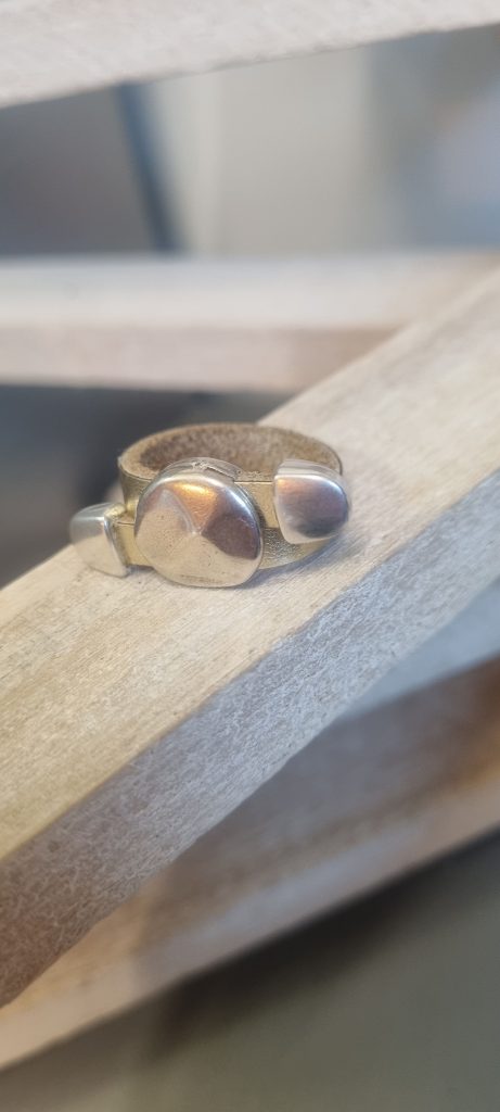 Bague femme en cuir doré et pastille argentée