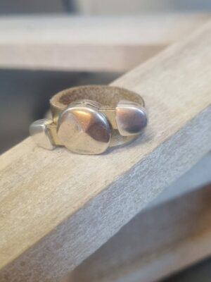 Bague femme en cuir doré et pastille argentée