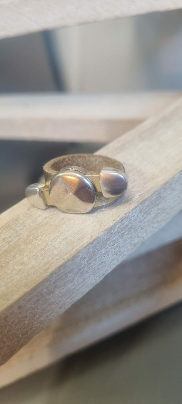 21BA30 - 17€ Bague femme en cuir doré et pastille argentée