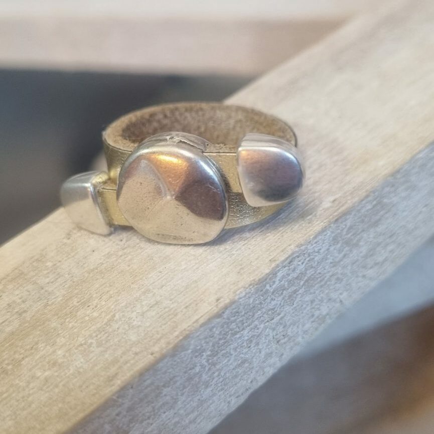 Bague femme en cuir doré et pastille argentée