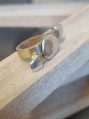 Bague femme en cuir doré et pastille argentée