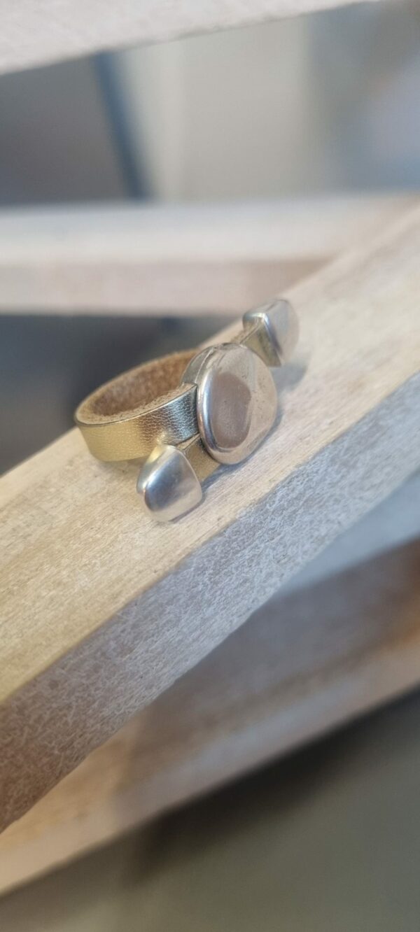 21BA30 Bague femme en cuir doré et pastille argentée