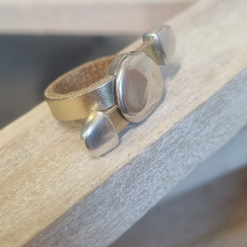 Bague femme en cuir doré et pastille argentée