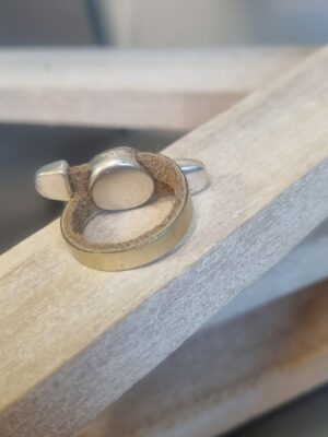 Bague femme en cuir doré et pastille argentée
