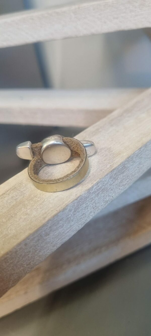 21BA30A Bague femme en cuir doré et pastille argentée