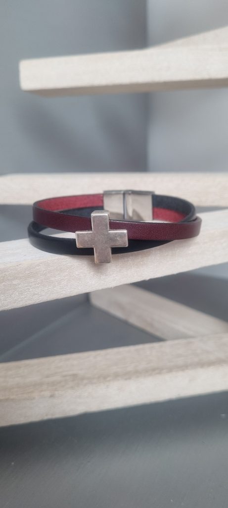 Bracelet homme 12 mm en cuir plat bordeaux et noir et sa croix