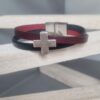 Bracelet homme 12 mm en cuir plat bordeaux et noir et sa croix