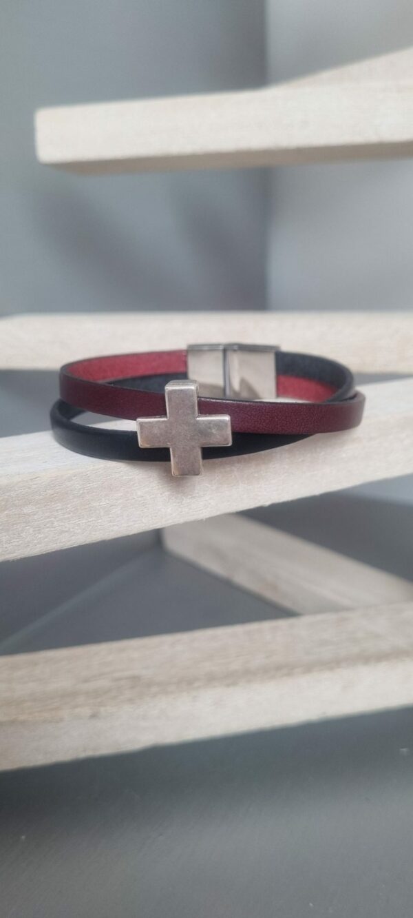 21CUI73 - 26€ Bracelet homme 12 mm en cuir plat bordeaux et noir et sa croix