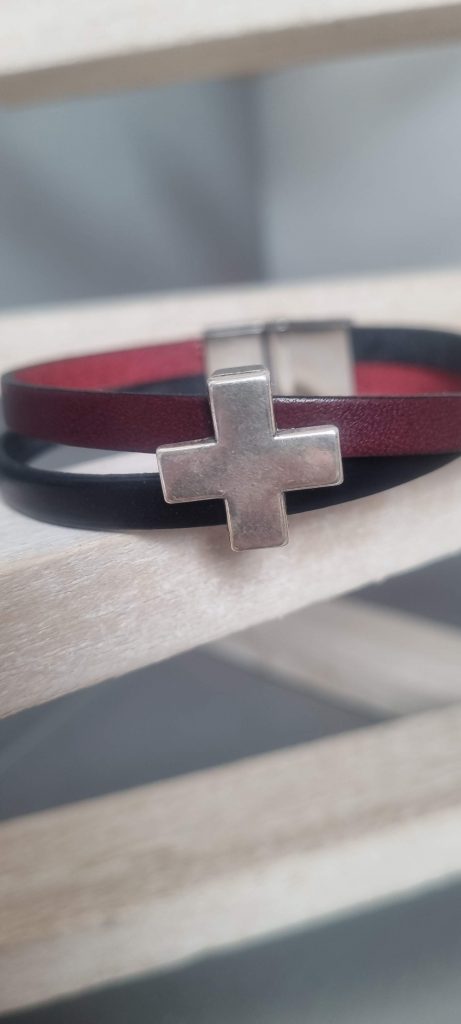 Bracelet homme 12 mm en cuir plat bordeaux et noir et sa croix