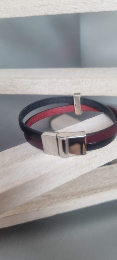 Bracelet homme 12 mm en cuir plat bordeaux et noir et sa croix