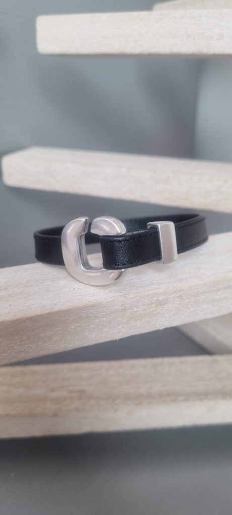 Bracelet homme en cuir plat noir et son fermoir U zamak argenté