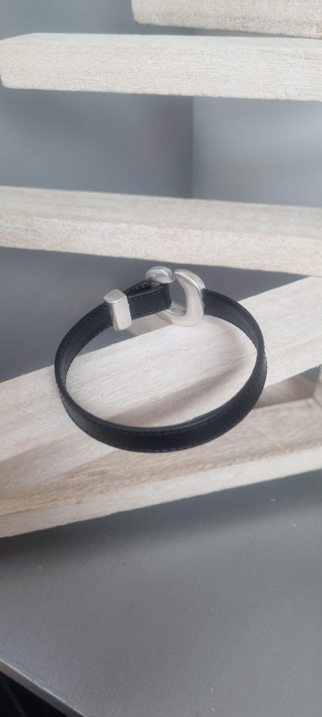 Bracelet homme en cuir plat noir et son fermoir U zamak argenté