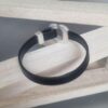 Bracelet homme en cuir plat noir et son fermoir U zamak argenté
