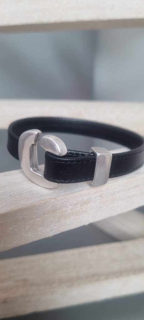 Bracelet homme en cuir plat noir et son fermoir U zamak argenté