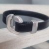 Bracelet homme en cuir plat noir et son fermoir U zamak argenté