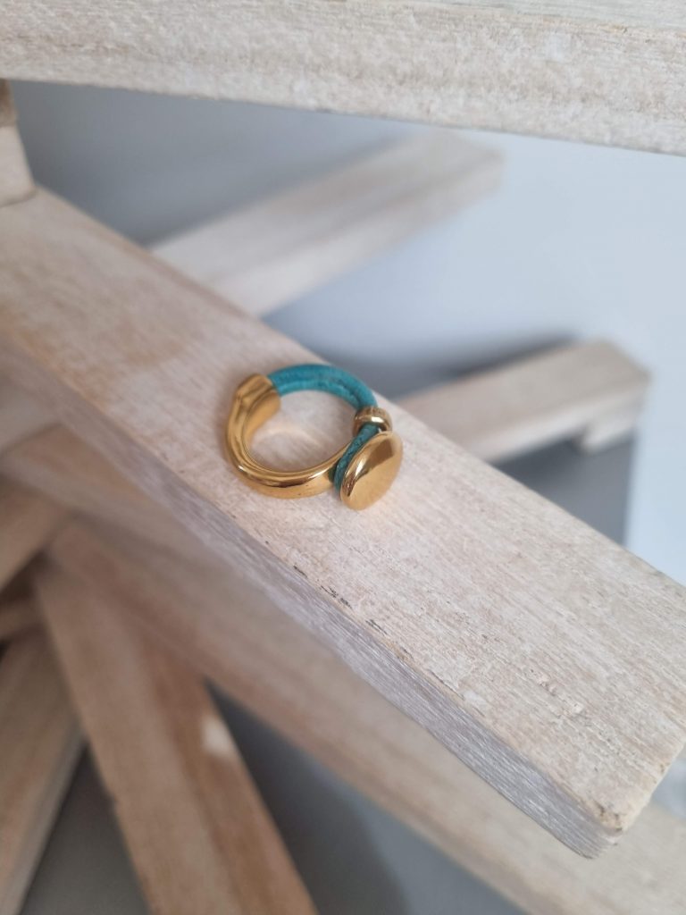 Bague femme en cuir rond 2 mm  et demi anneau doré
