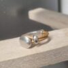 Bague femme en cuir rond 2 mm (coloris au choix) et demi anneau argenté