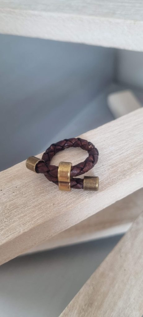 Bague homme femme en cuir rond tressé marron, passant vieil or