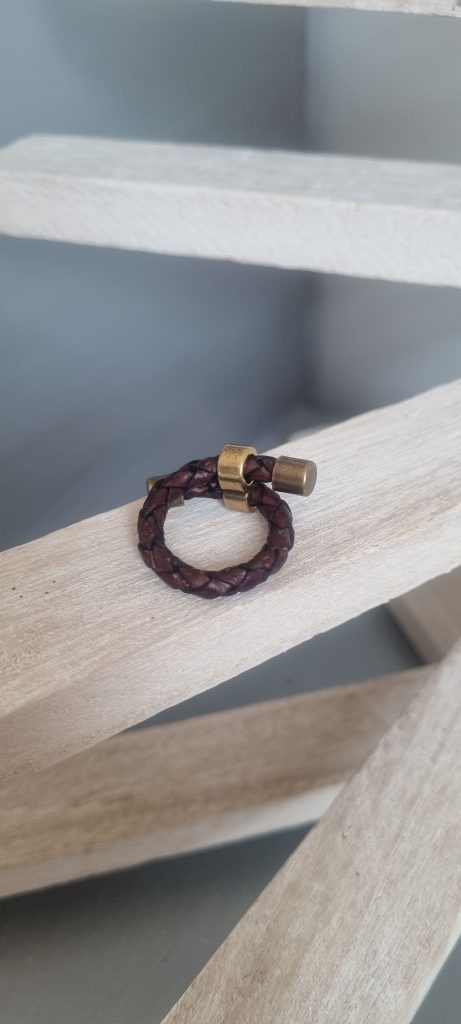 Bague homme femme en cuir rond tressé marron, passant vieil or