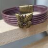 Bracelet femme en cuir rond violet et papillon bronze