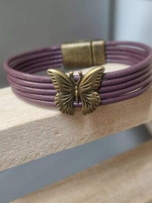 Bracelet femme en cuir rond violet et papillon bronze