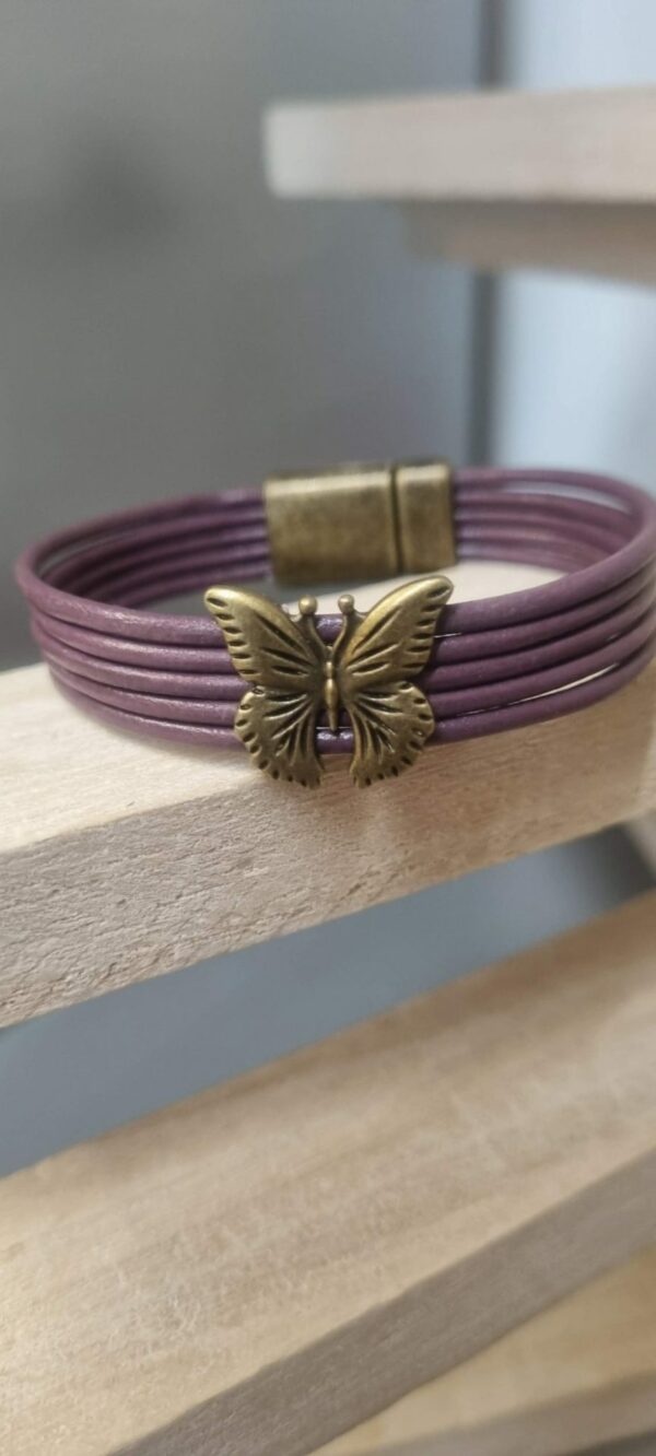 Bracelet femme en cuir rond violet et papillon bronze