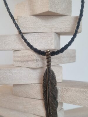 Collier homme cuir tressé noir et plume bronze