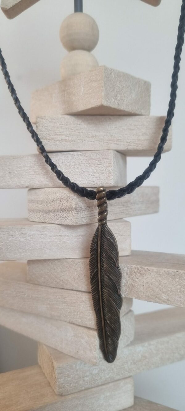 Collier homme cuir tressé noir et plume bronze