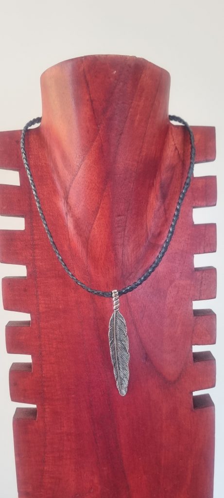 Collier homme cuir tressé plat gris et plume argentée