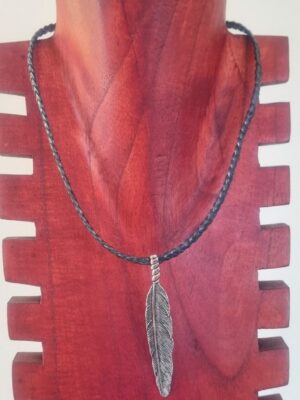 Collier homme cuir tressé plat gris et plume argentée