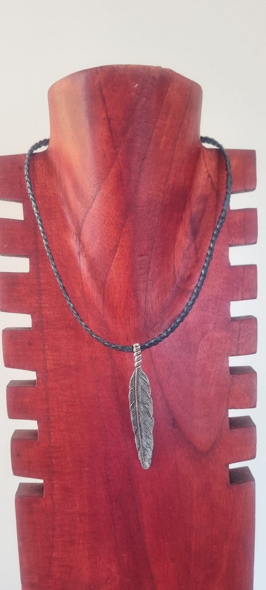 Collier homme cuir tressé plat gris et plume argentée