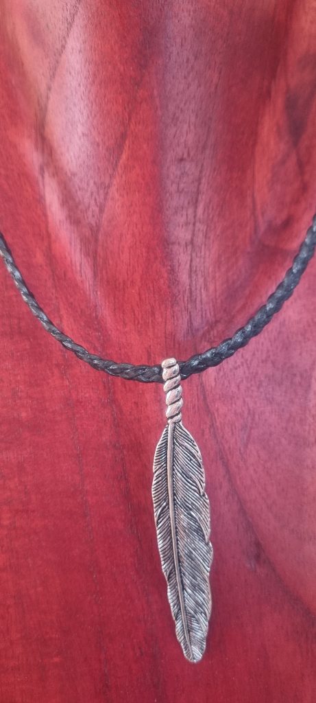 Collier homme cuir tressé plat et longue plume argentée