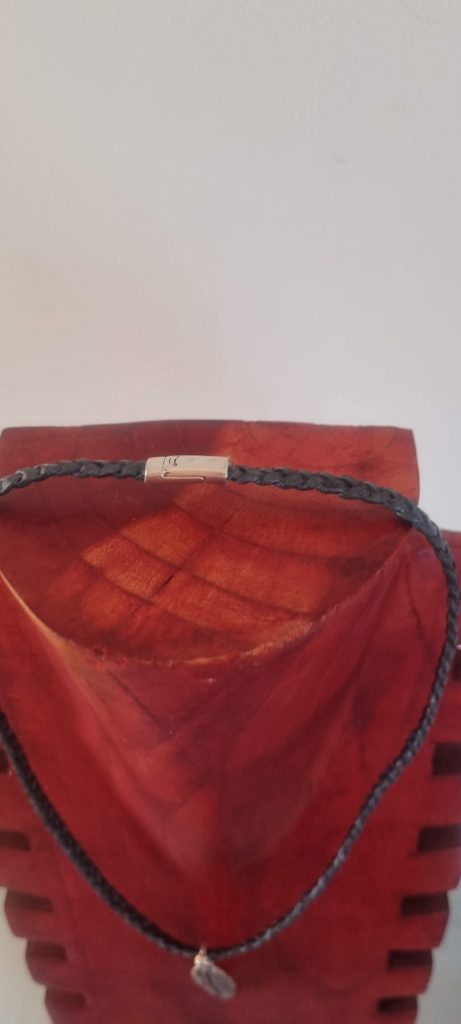 Collier homme cuir tressé plat et longue plume argentée