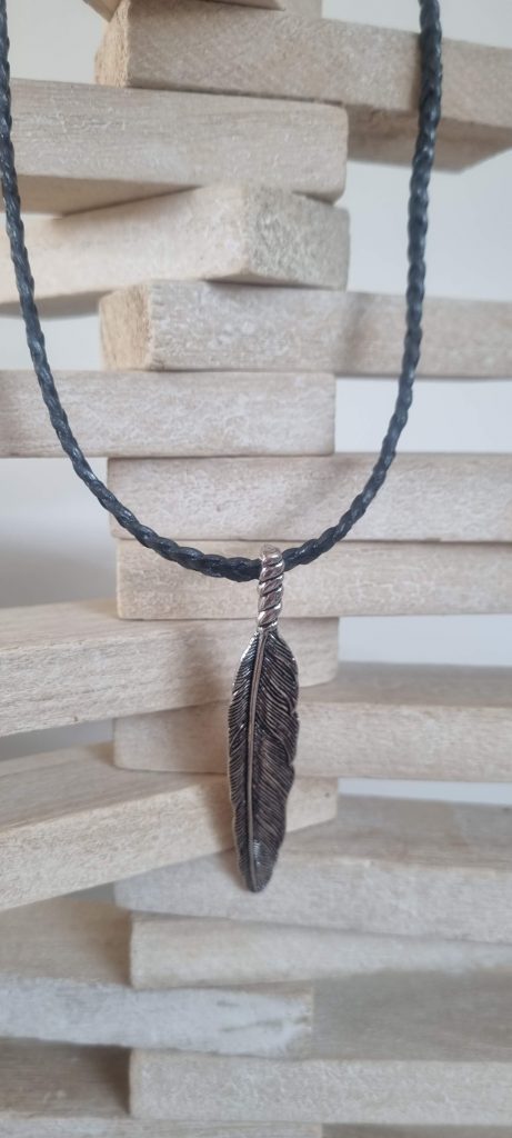 Collier homme cuir tressé plat et longue plume argentée