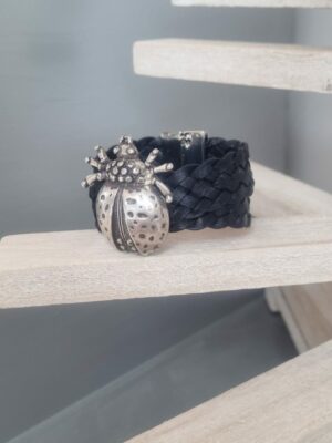Manchette femme noire et scarabée