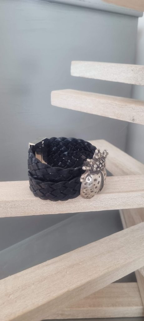 Manchette femme noire et scarabée
