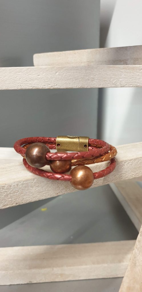 Bracelet femme en cuir rond tressé et ses trois perles cuivres