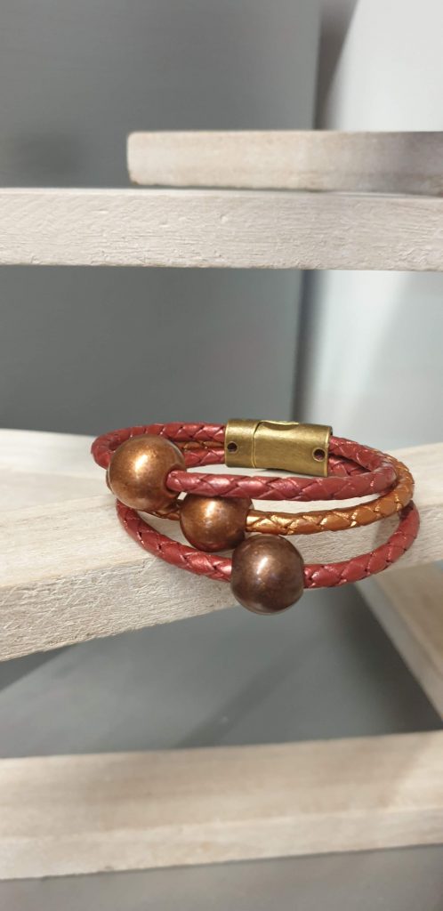 Bracelet femme en cuir rond tressé et ses trois perles cuivres