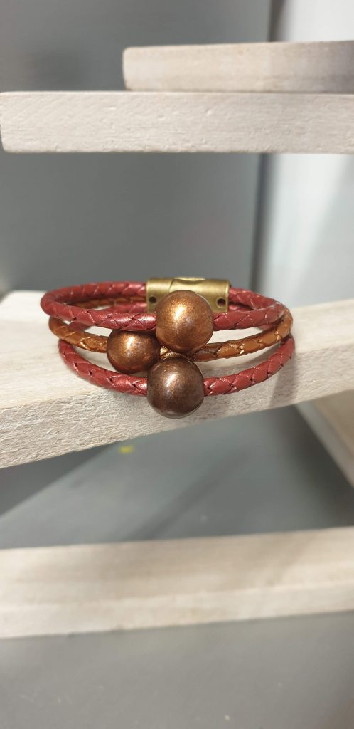 Bracelet femme en cuir rond tressé et ses trois perles cuivres