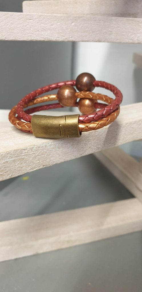 Bracelet femme en cuir rond tressé et ses trois perles cuivres