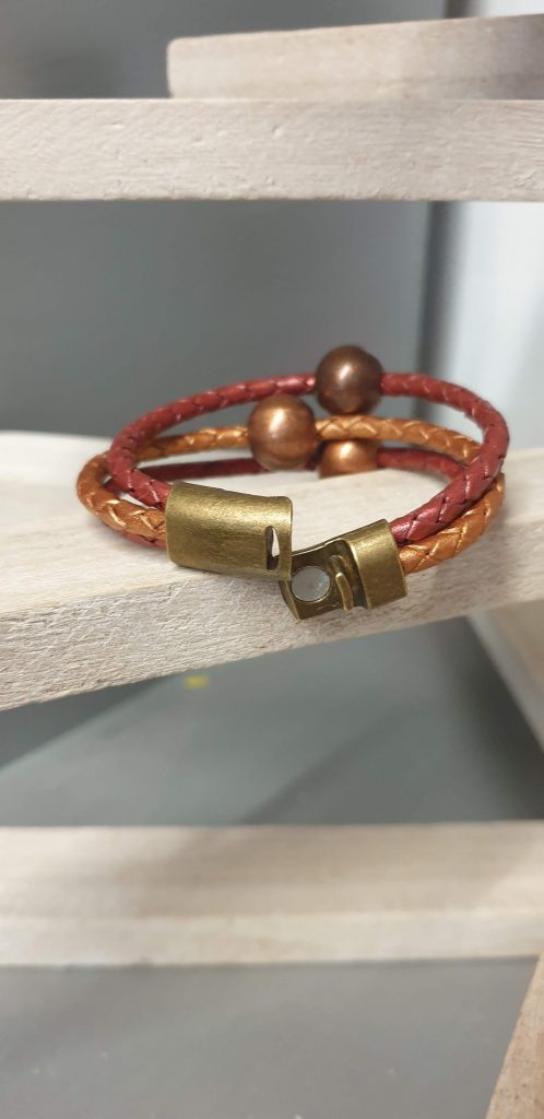 Bracelet femme en cuir rond tressé et ses trois perles cuivres
