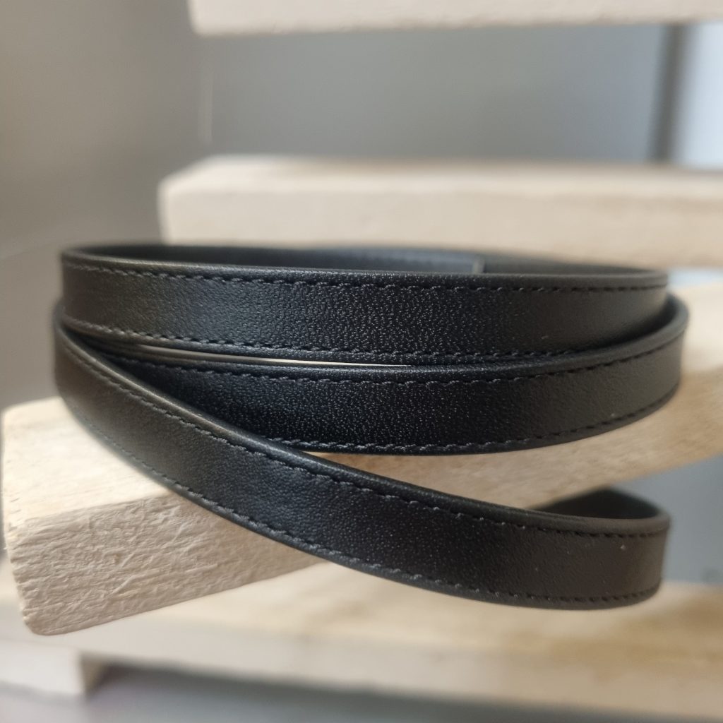 Bracelet homme en cuir plat noir et son fermoir U zamak argenté