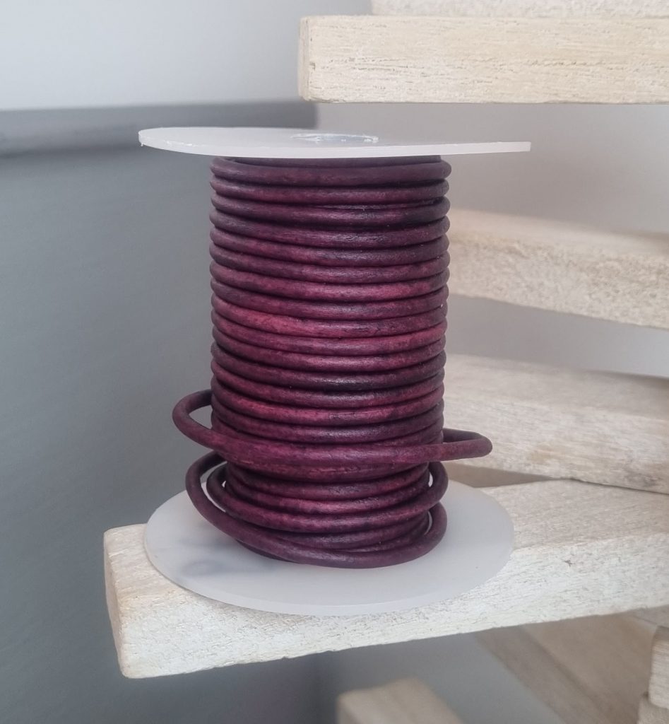Boucles d'oreille pendentif demi lune et cuir rond violet aubergine