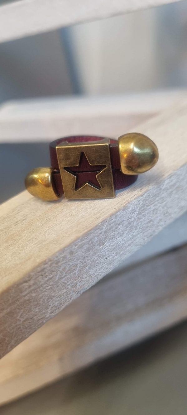21BA24 - 17€ Bague en cuir 6 mm bordeaux, son étoile et ses embouts bronze