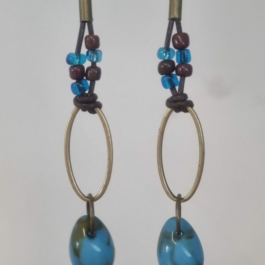 Boucles d'oreille cauri bleu, anneau ovale et cuir rond 1 mm