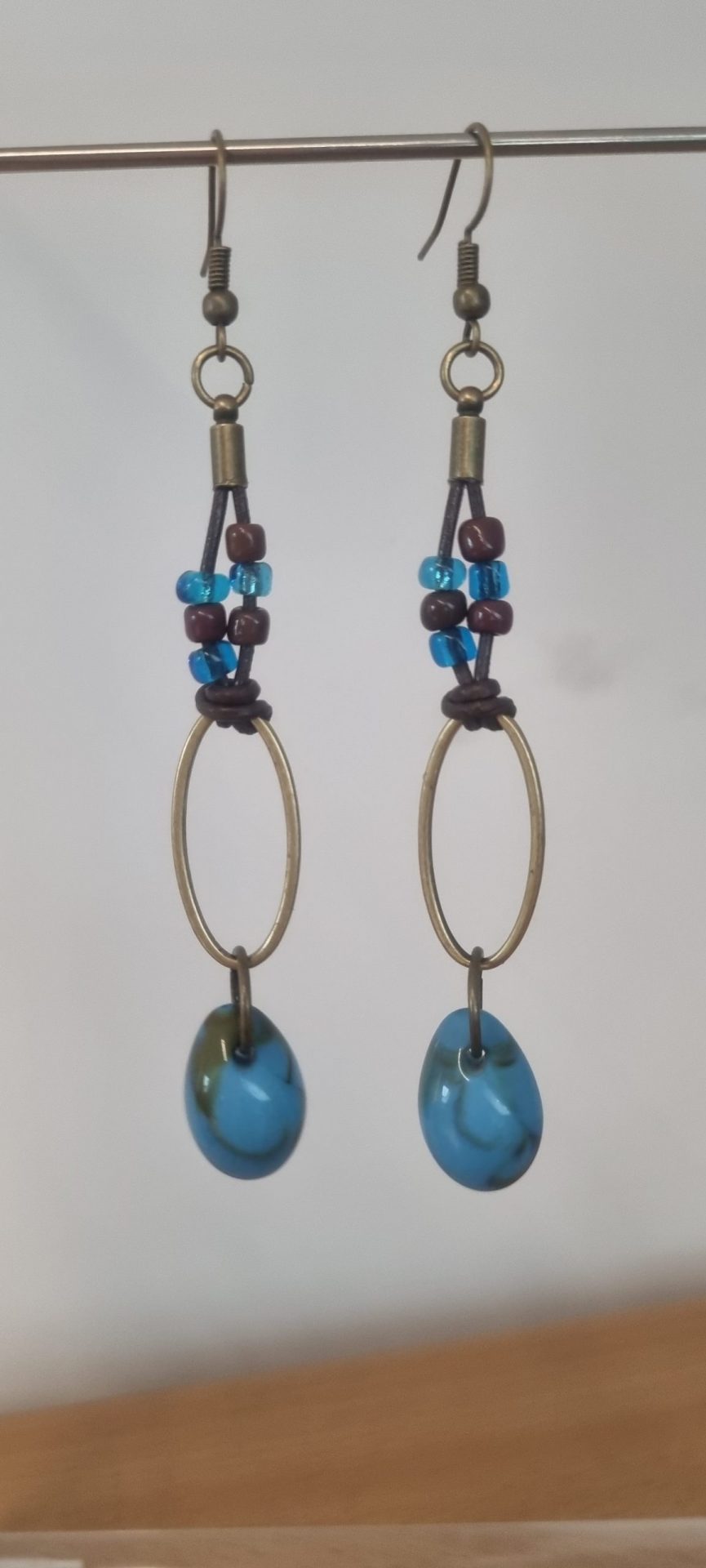 Boucles d'oreille cauri bleu, anneau ovale et cuir rond 1 mm